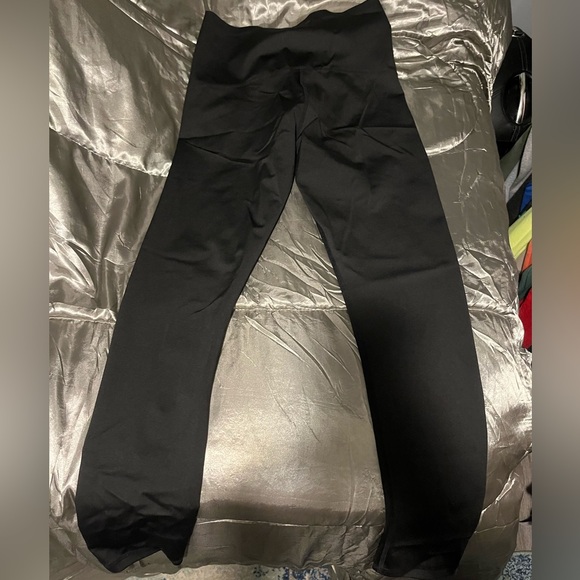 Shapeware leggings with tummy control. - Picture 2 of 4